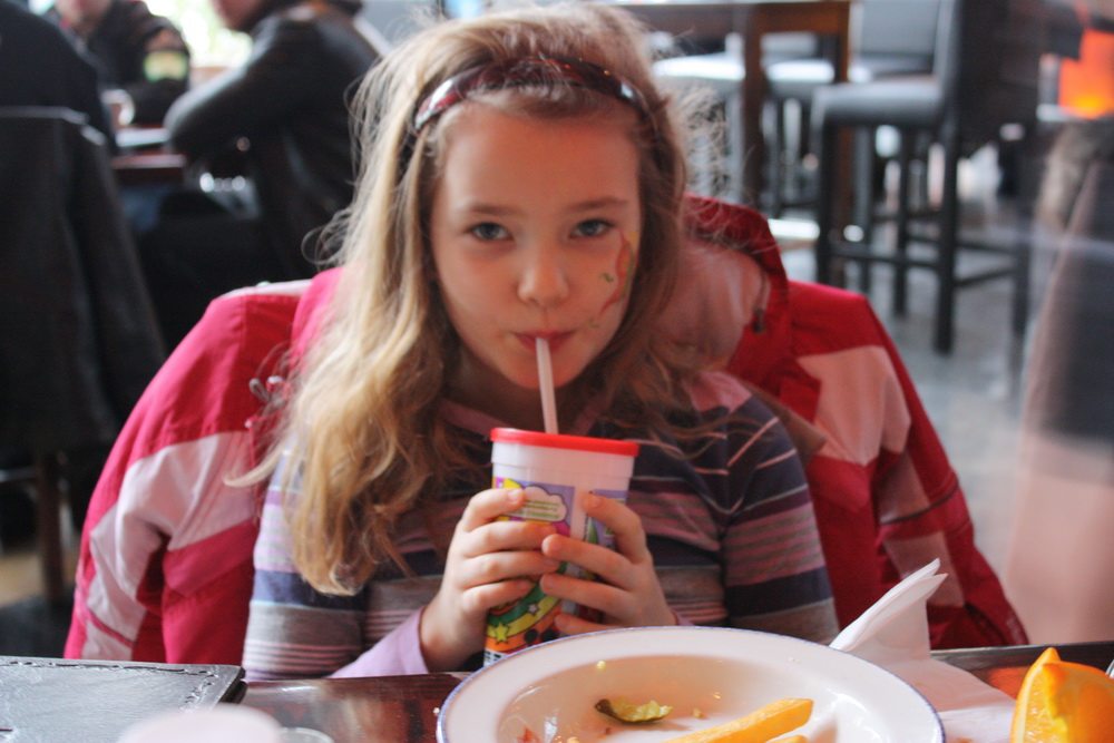 Sarah Steenbergen eating at hard rock café copenhagen 2010