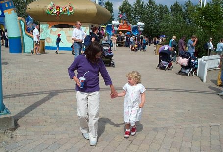 Leah og Ida-marie lund holding hands