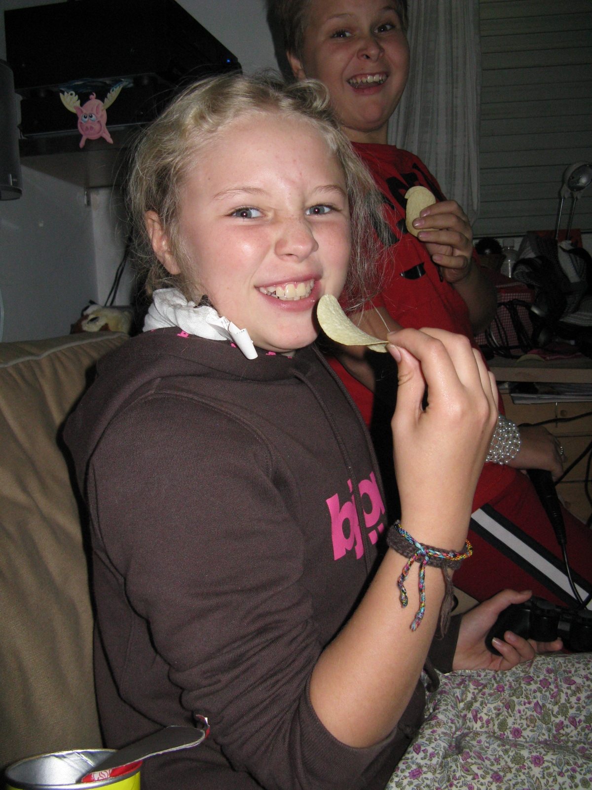 Ida-marie lund and Adam Blædel eating chips