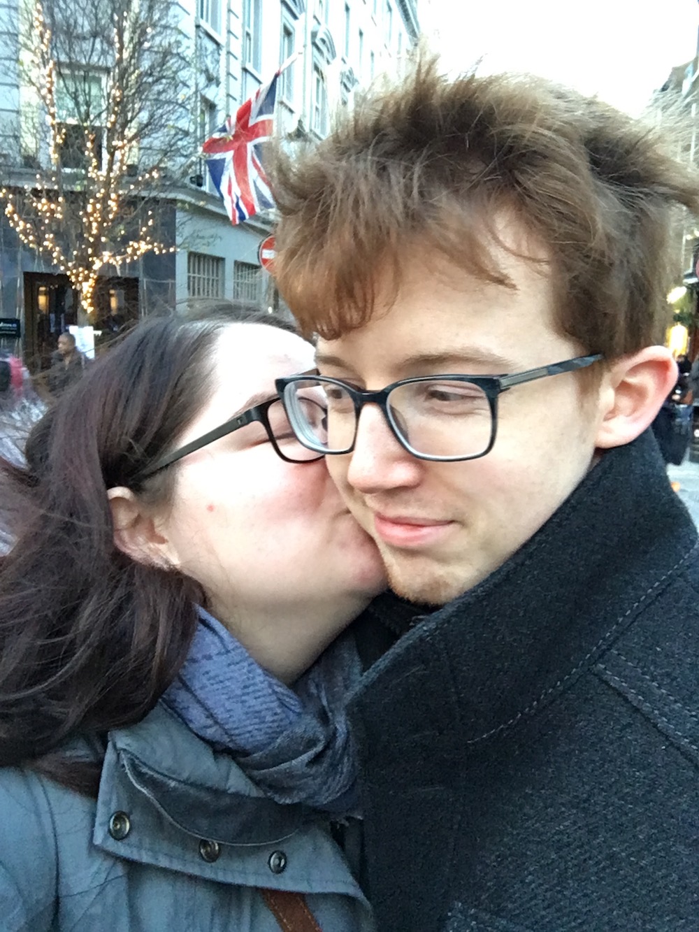 Leah-kisses-boyfriend-matt-in-london-2015
