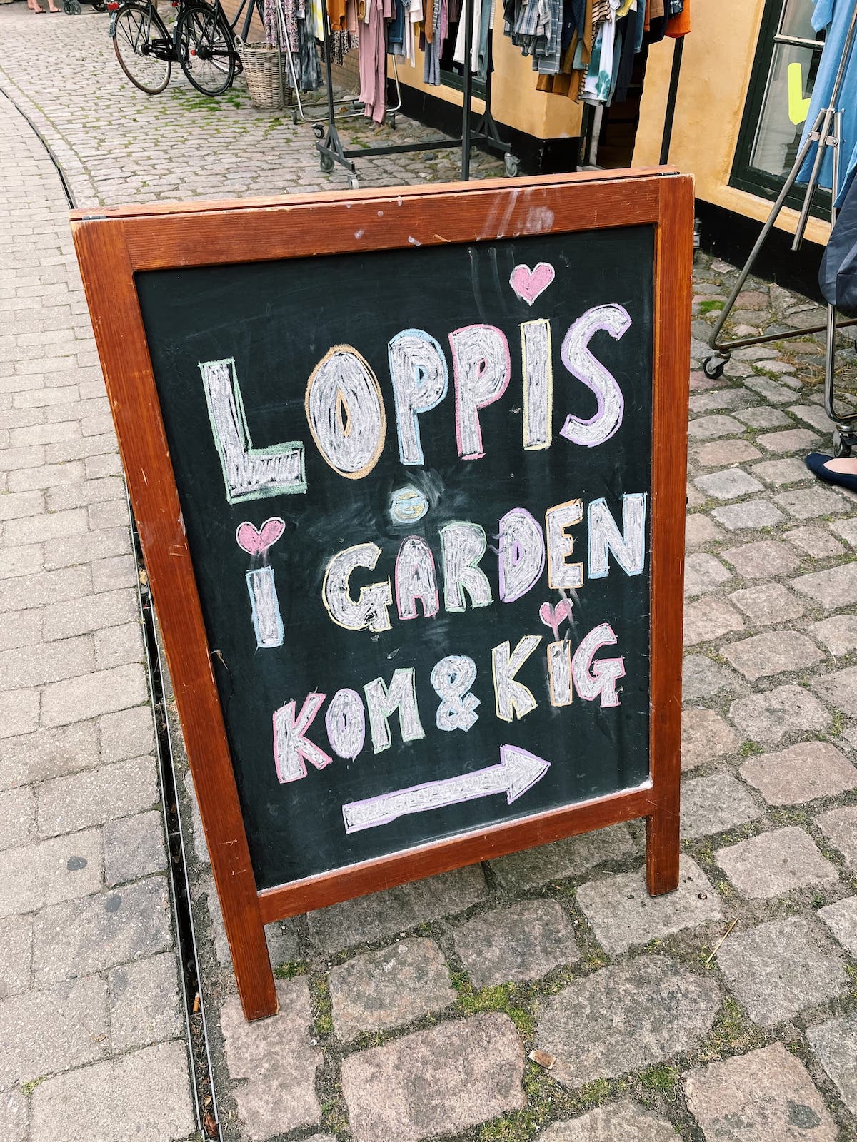 Loppis i gården i dragør sign