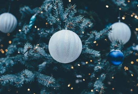 christmas baubles white and blue