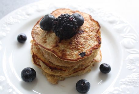 banana pancakes recipe with berries