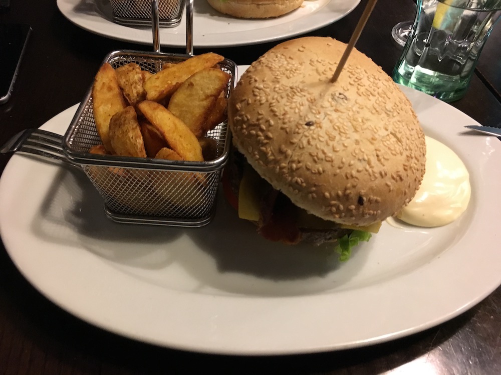 burger-and-fries-american-diner-fields-cph-2015