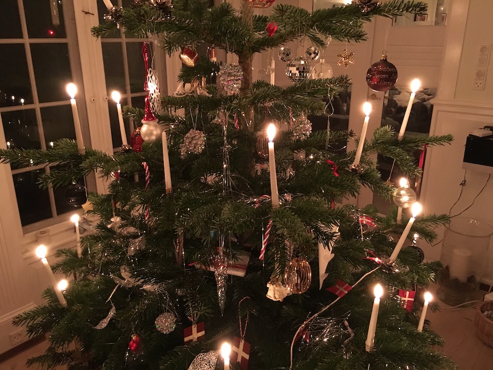 danish-christmas-tree-with-decoration-2015