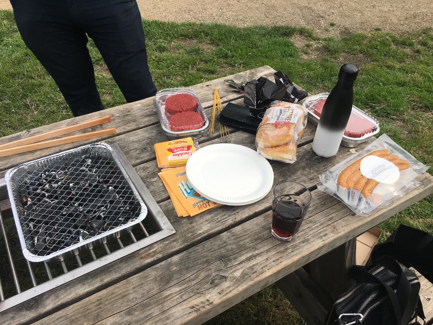 engangsgrill fra føtex på en bænk