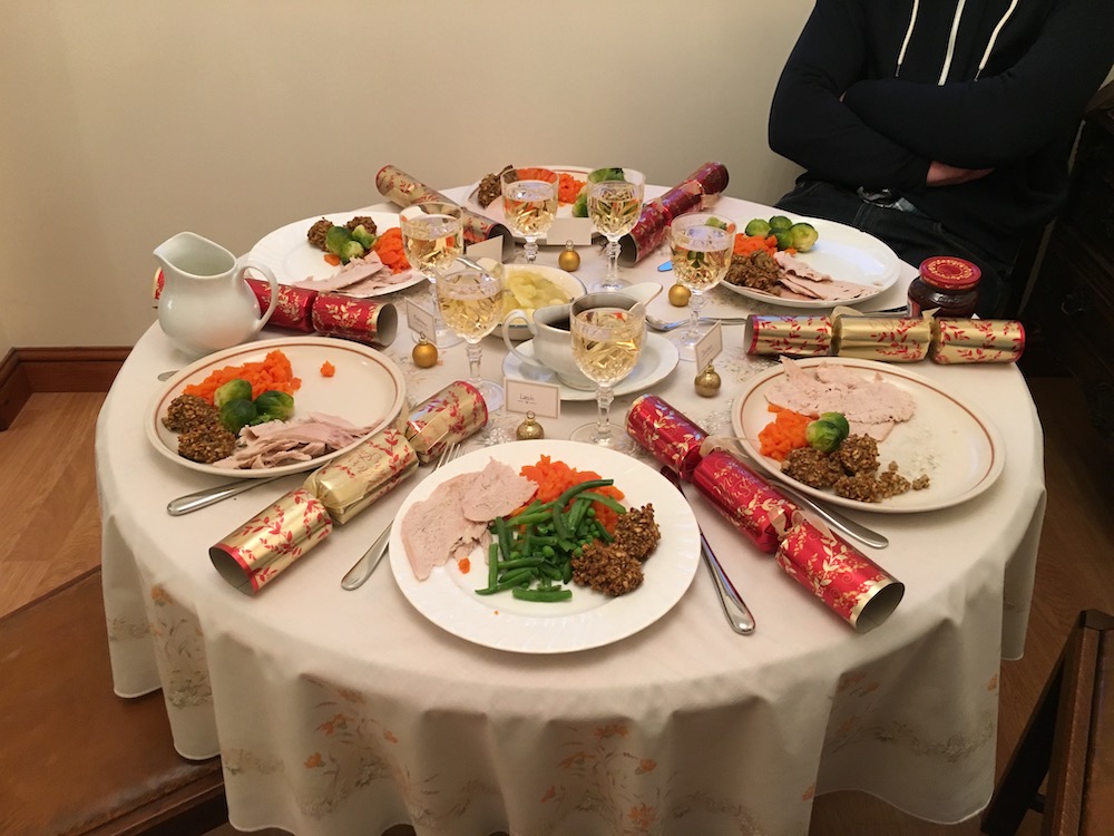 english-christmas-dinner-table-decoration-2015