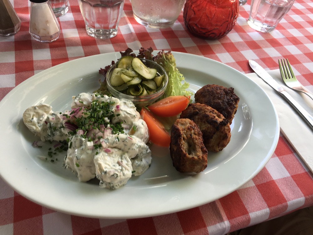 krøgers-have-frikadelle-og-kartoffelsalat-juli-2016