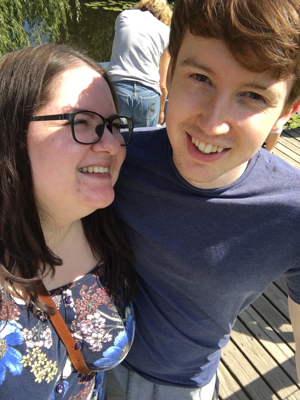 matthew-and-leah-couple-botanical-gardens