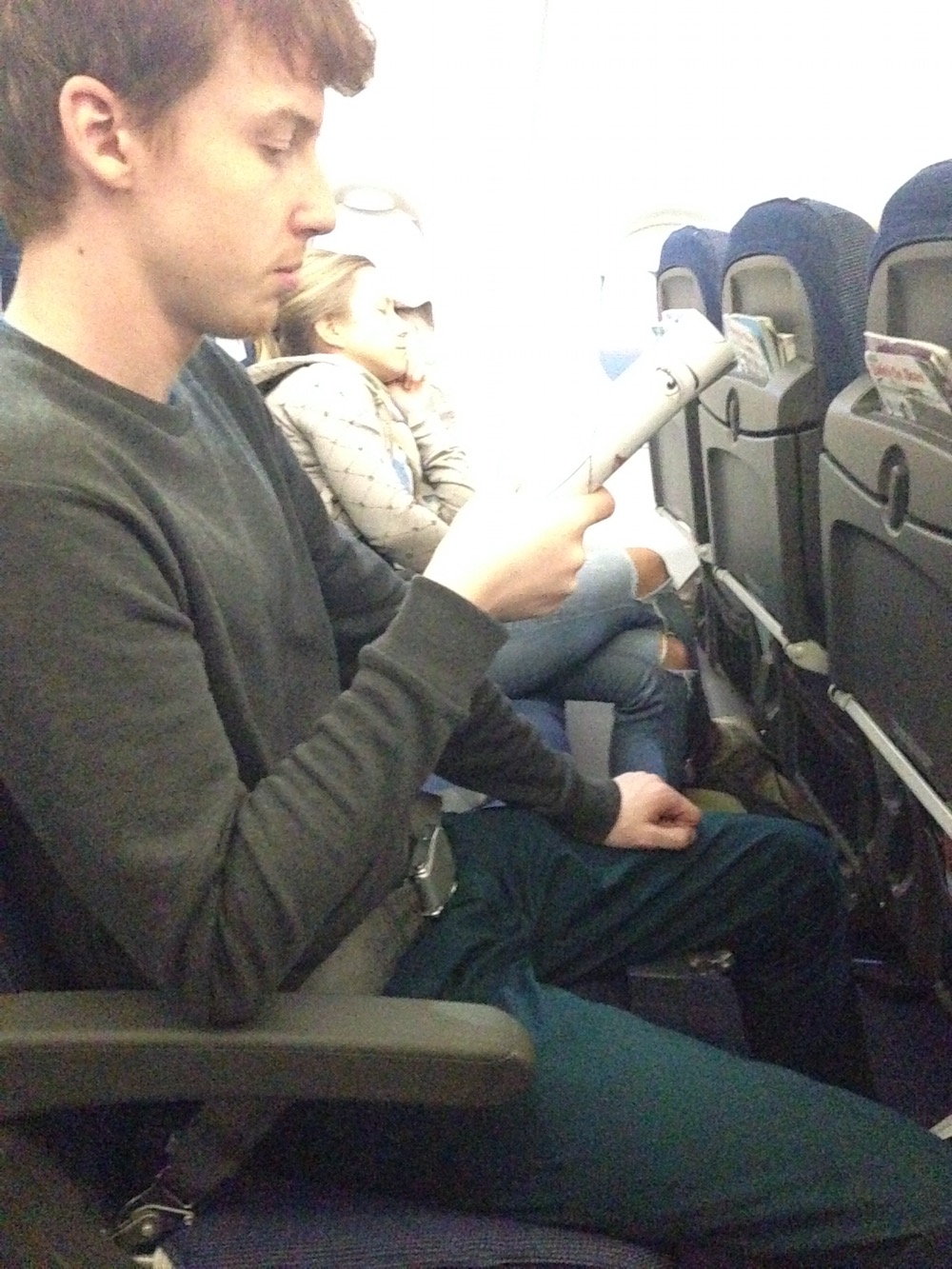 matthew-ross-on-airplane-with-girlfriend-leah