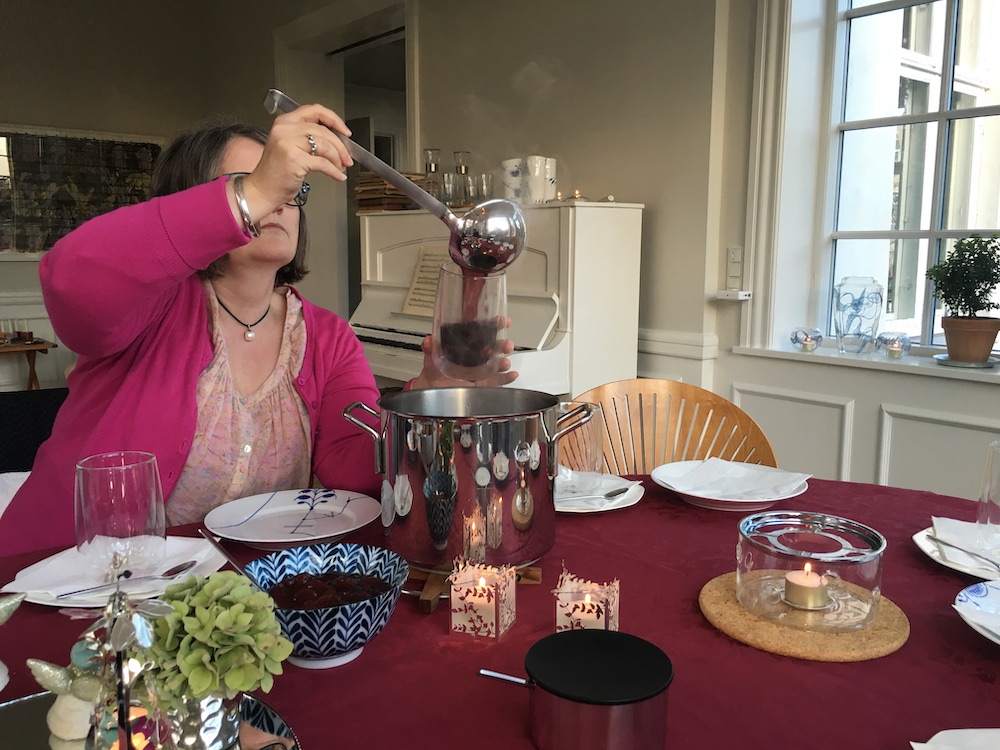 my-mom-pouring-gløgg-gluhwein-2015