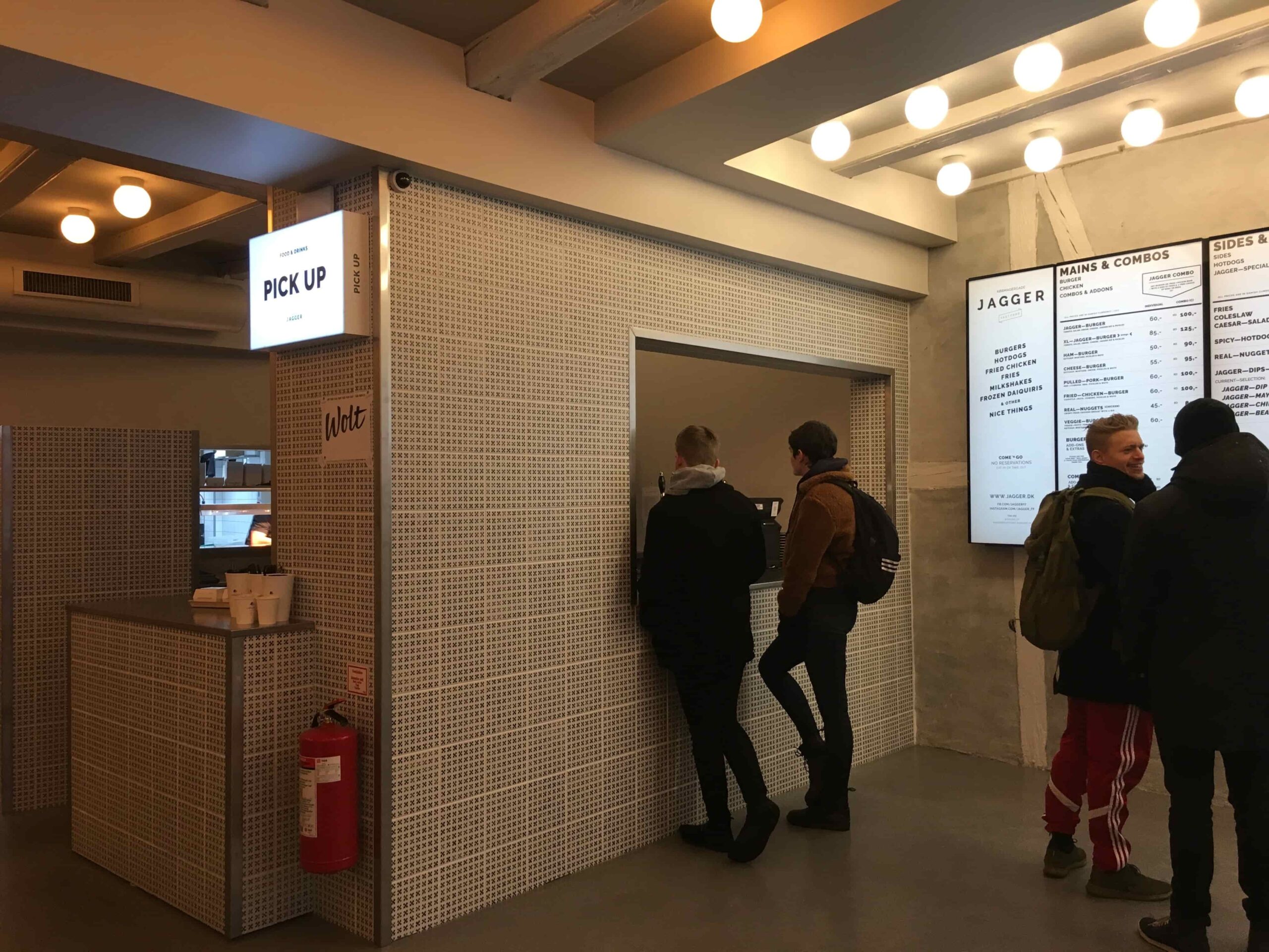 people ordering food at jagger fastfood copenhagen 2018