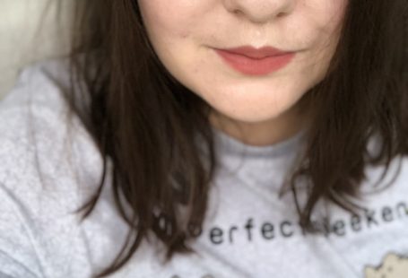 wearing charlotte tilbury pink venus pusheen tshirt